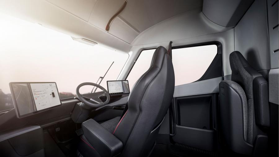Интерьер Tesla Semi 2018 года  (фото 5 из 13)